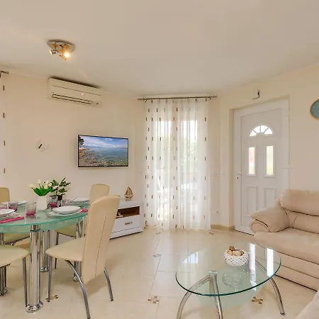Andrea Green Oasis Apartment